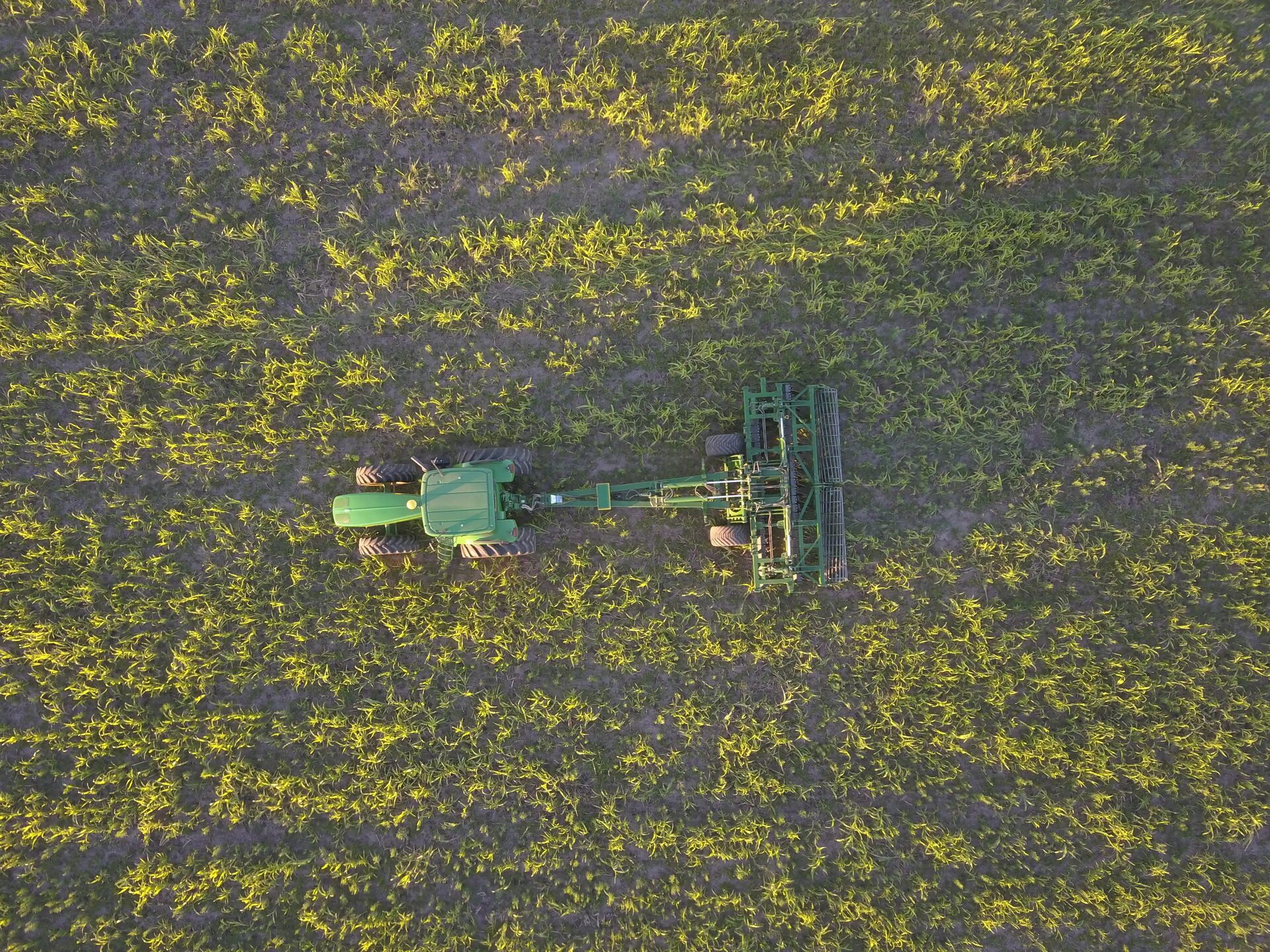 Vista aérea de un acondicionador de suelo DEMS trabajando en campo sembrado, tomada con dron
