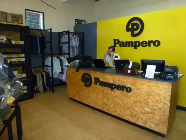 Salón de producción de la planta DOS BUEYES, donde se confeccionan las prendas ignífugas
